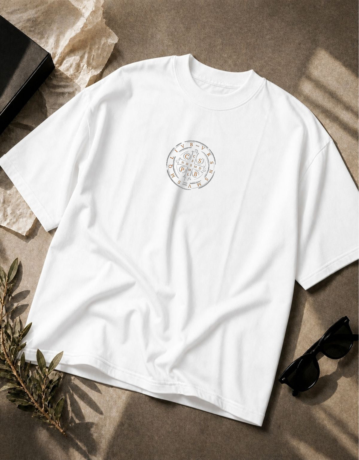 Camiseta Oversized Religiosa - Medalha de São Bento Gold